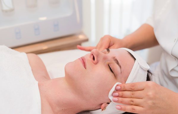 Peeling en verano? Conoce una alternativa segura y moderna para una piel radiante Peeling en verano? Conoce una alternativa segura y moderna para una piel radiante