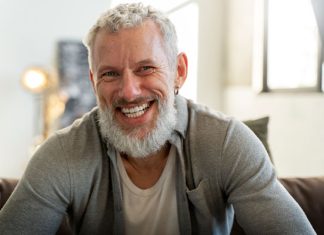 ¿Puede el estrés causar canas? La ciencia finalmente confirma lo que siempre sospechamos ¿Puede el estrés causar canas? La ciencia finalmente confirma lo que siempre sospechamos