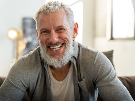 ¿Puede el estrés causar canas? La ciencia finalmente confirma lo que siempre sospechamos ¿Puede el estrés causar canas? La ciencia finalmente confirma lo que siempre sospechamos