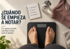 Cuándo se empieza a notar que estamos bajando de peso? Mujer sobre una balanza durante un proceso de cambio de hábitos, junto a elementos de alimentación, ejercicio y constancia.