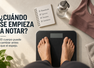 Cuándo se empieza a notar que estamos bajando de peso? Mujer sobre una balanza durante un proceso de cambio de hábitos, junto a elementos de alimentación, ejercicio y constancia.